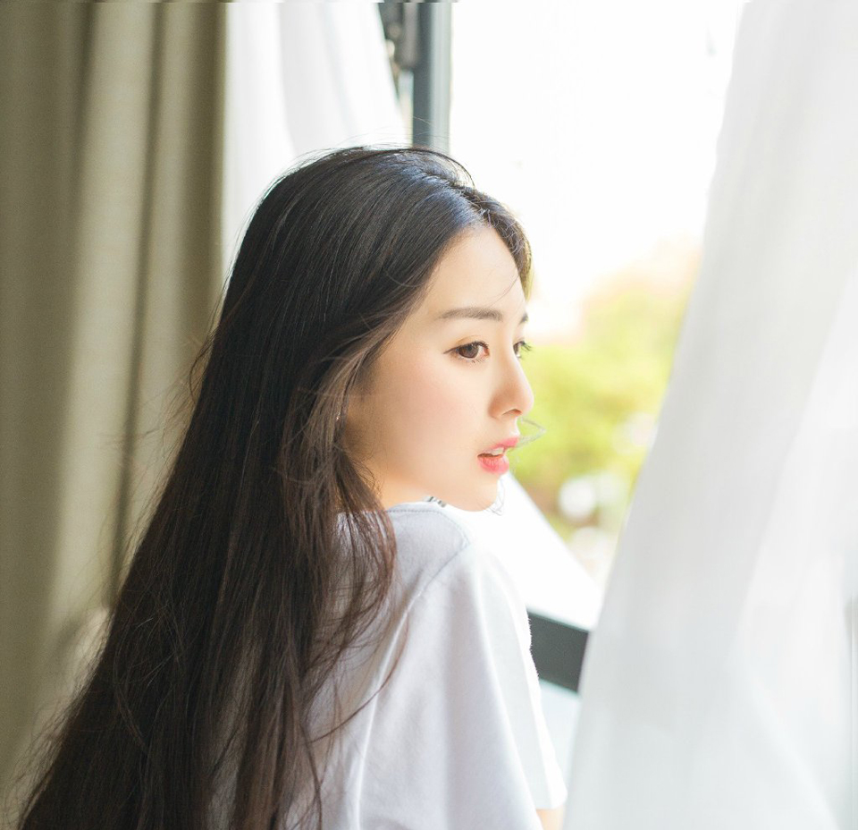 姐妹俩依言进来，大乔担忧的看了小乔一眼，连忙向吕布道：“夫君，妹妹她只是……毕竟当年也算相识一场，并不是……”